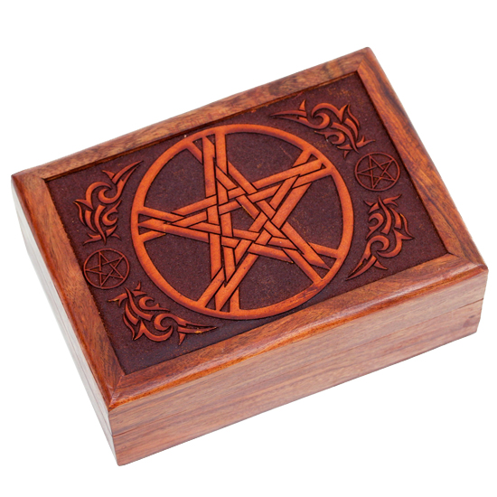 Holzkistchen / Schatulle mit geschnitztem Schutz-Symbol Pentagramm