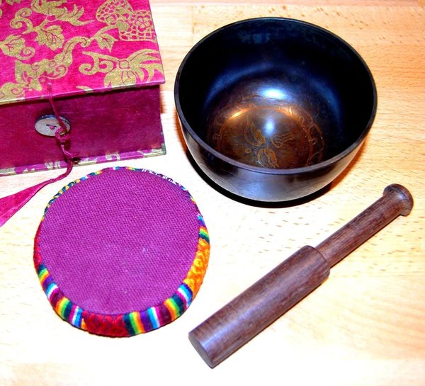 Tibetische Klangschale 10,5 cm - mit Gravur - in Box mit Kissen und Klöppel