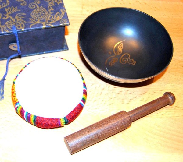 Tibetische Klangschale 12 cm - mit Gravur - in Seidenpapier-Box mit Kissen und Klöppel