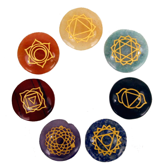 Edelstein SET mit 7 goldfarbige runde Chakra Symbolsteinen im Samtbeutel